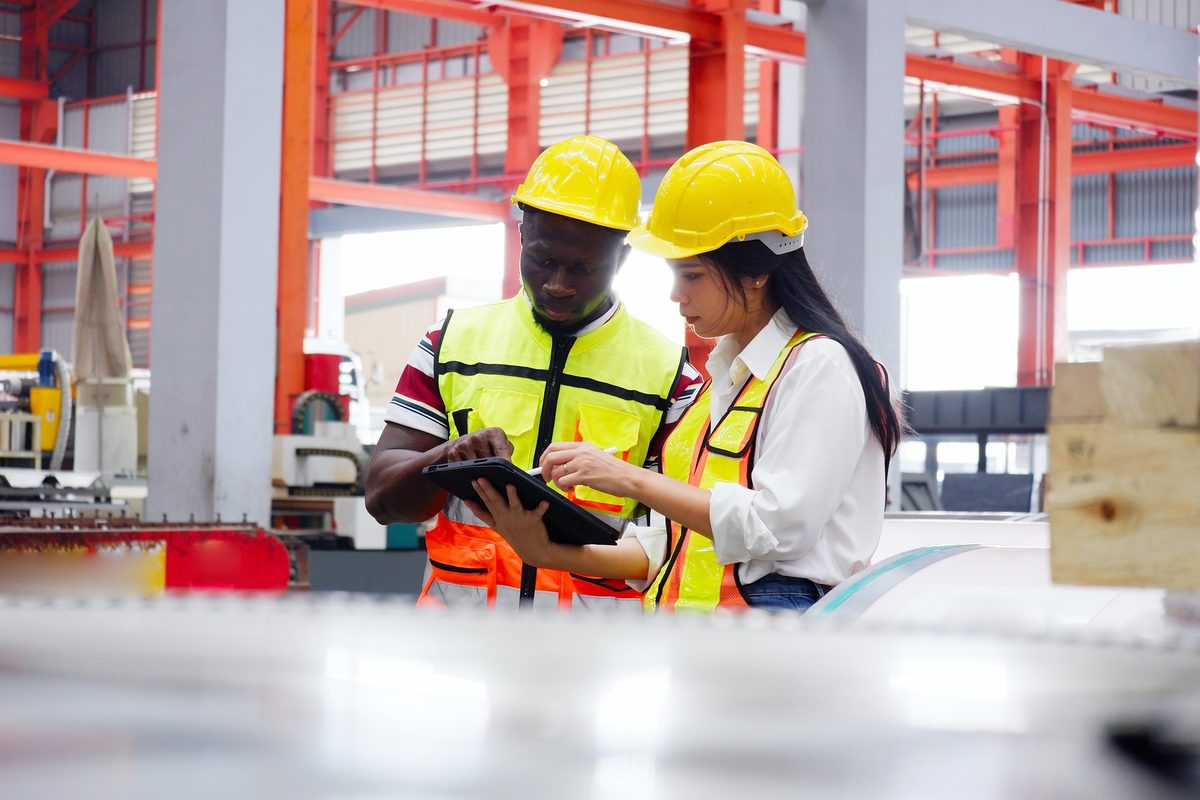 Equipo de ZAKA en una planta industrial